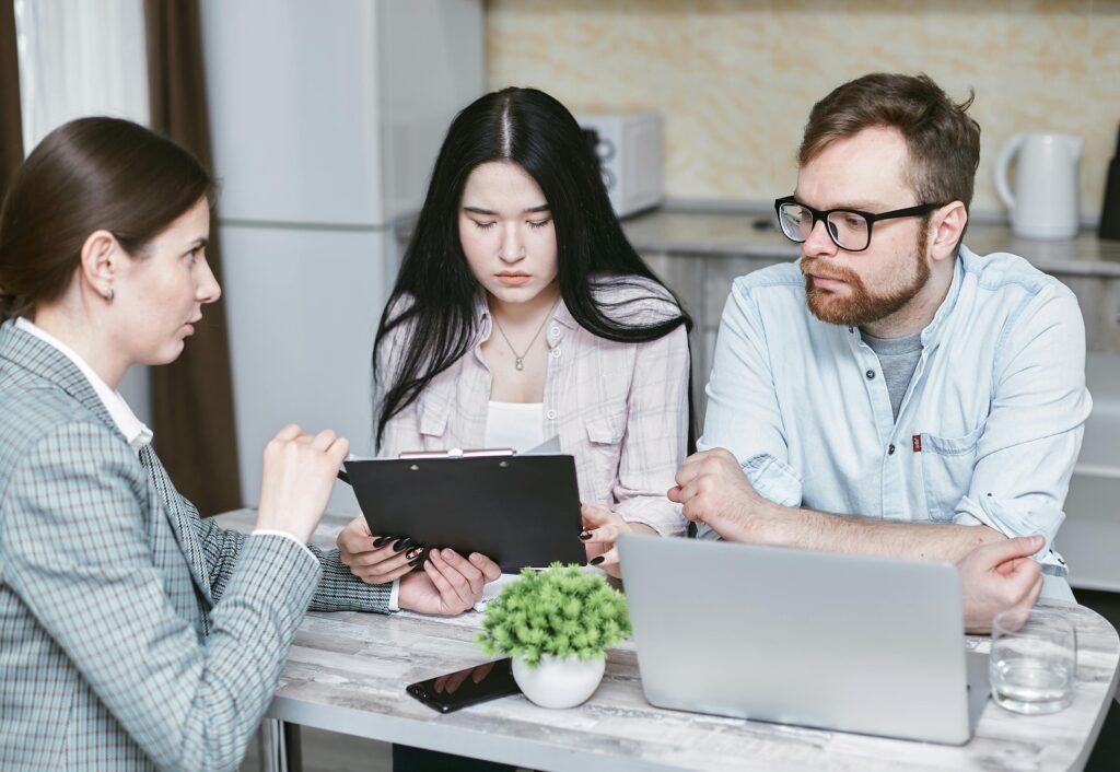 Three discussing instant payday loans online with guaranteed approval, featuring a woman from the loan company.