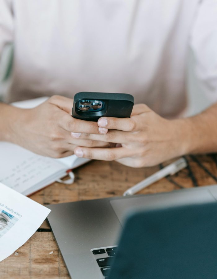 A boy with a smartphone, illustrating same day loans that accept Chime, including $500 cash advances with no credit check