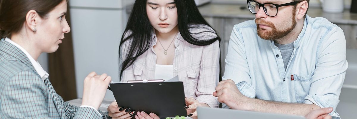 Three discussing instant payday loans online with guaranteed approval, featuring a woman from the loan company.